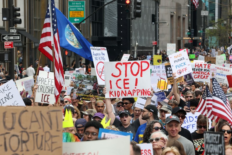 Orang-orang ikut serta dalam protes “Lindungi Migran, Lindungi Planet” di Kota New York, AS, 19 April 2025. (REUTERS/Caitlin Ochs)