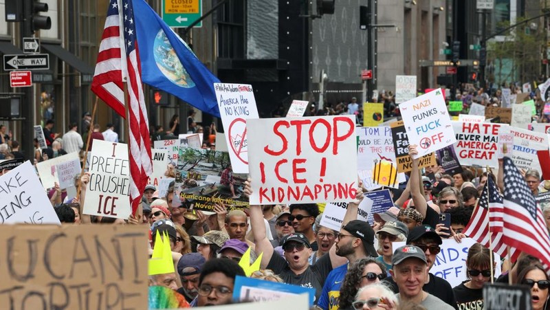 Orang-orang ikut serta dalam protes “Lindungi Migran, Lindungi Planet” di Kota New York, AS, 19 April 2025. (REUTERS/Caitlin Ochs)