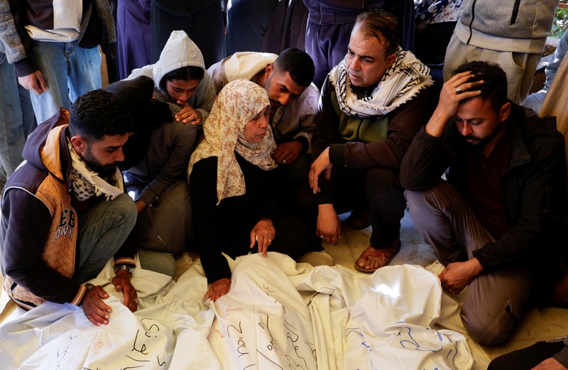 Pemandangan yang menunjukkan ledakan selama serangan Israel di kamp tenda yang melindungi orang-orang terlantar, di Khan Younis, Jalur Gaza selatan, 19 April 2025. Pemandangan yang menunjukkan ledakan selama serangan Israel di kamp tenda yang melindungi orang-orang terlantar, di Khan Younis, Jalur Gaza selatan, 19 April 2025. (REUTERS/Hatem Khaled)