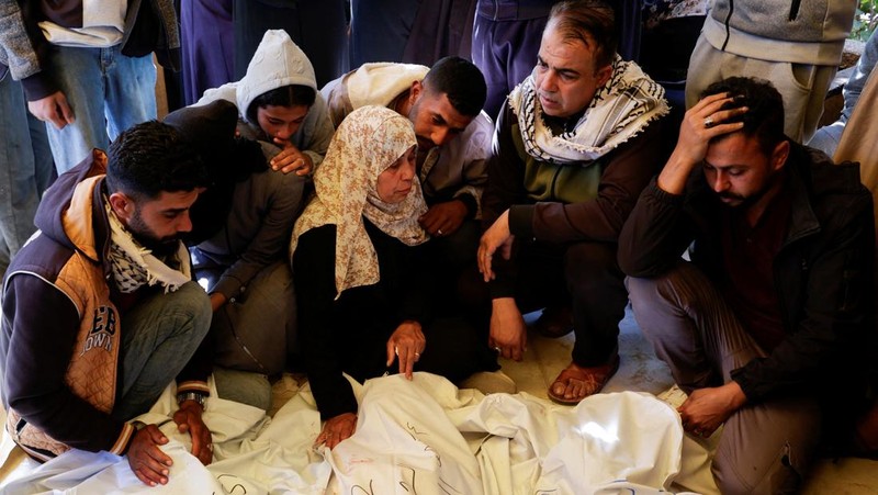 Pemandangan yang menunjukkan ledakan selama serangan Israel di kamp tenda yang melindungi orang-orang terlantar, di Khan Younis, Jalur Gaza selatan, 19 April 2025. (REUTERS/Hatem Khaled)
