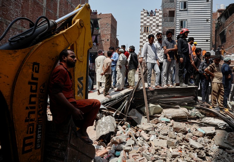 Petugas darurat menggunakan derek untuk memindahkan lempengan di lokasi bangunan runtuh di New Delhi, India, 19 April 2025. Petugas darurat menggunakan derek untuk memindahkan lempengan di lokasi bangunan runtuh di New Delhi, India, 19 April 2025. (REUTERS/Adnan Abidi)