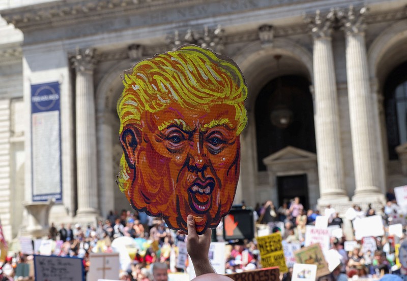 Orang-orang ikut serta dalam protes “Lindungi Migran, Lindungi Planet” di Kota New York, AS, 19 April 2025. Orang-orang ikut serta dalam protes “Lindungi Migran, Lindungi Planet” di Kota New York, AS, 19 April 2025. (REUTERS/Caitlin Ochs)