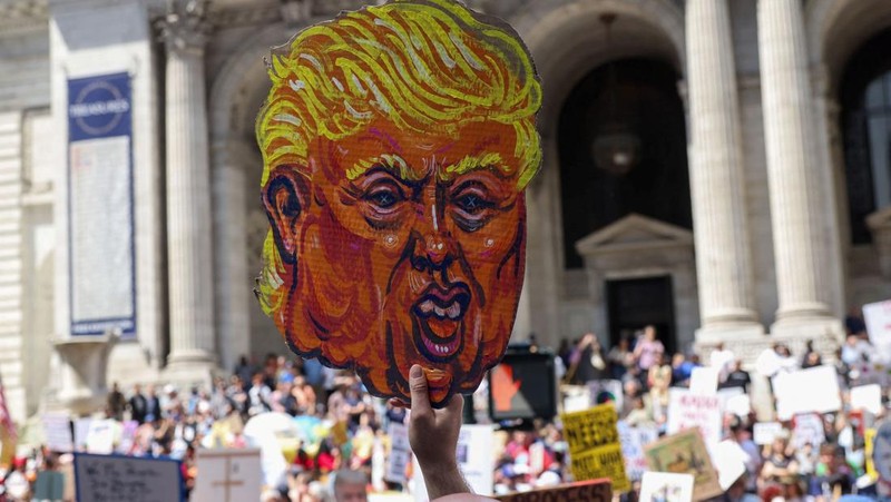 Orang-orang ikut serta dalam protes “Lindungi Migran, Lindungi Planet” di Kota New York, AS, 19 April 2025. (REUTERS/Caitlin Ochs)