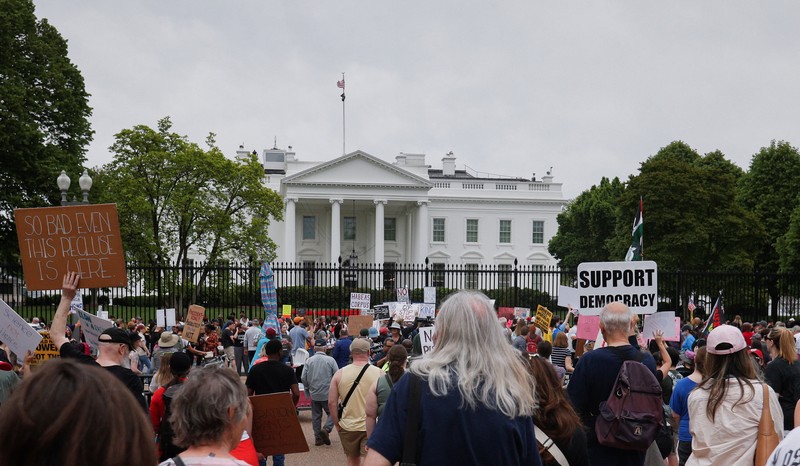 Orang-orang ikut serta dalam protes “Lindungi Migran, Lindungi Planet” di Kota New York, AS, 19 April 2025. Orang-orang ikut serta dalam protes “Lindungi Migran, Lindungi Planet” di Kota New York, AS, 19 April 2025. (REUTERS/Caitlin Ochs)