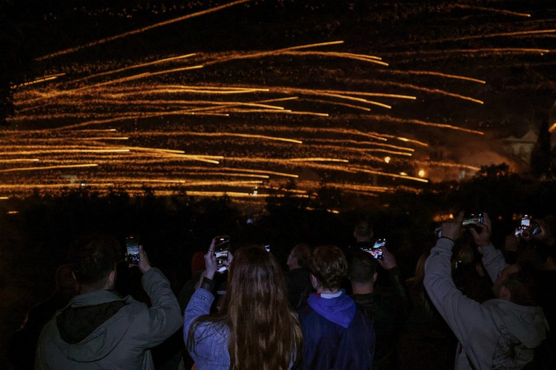Roket buatan tangan terbang di atas gereja Panagia Erithiani selama perayaan Paskah Ortodoks Yunani di desa Vrontados, di pulau Chios, Yunani, 19 April 2025. (REUTERS/Konstantinos Anagnostou)