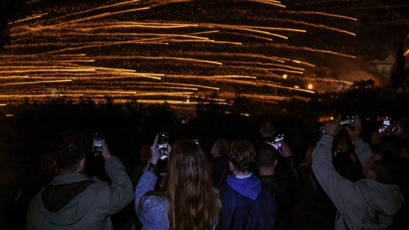 Roket buatan tangan terbang di atas gereja Panagia Erithiani selama perayaan Paskah Ortodoks Yunani di desa Vrontados, di pulau Chios, Yunani, 19 April 2025. (REUTERS/Konstantinos Anagnostou)