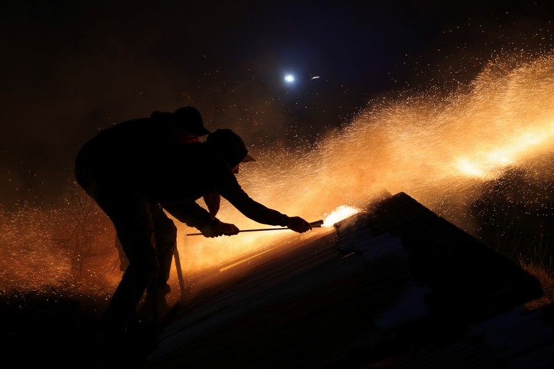 Roket buatan tangan terbang di atas gereja Panagia Erithiani selama perayaan Paskah Ortodoks Yunani di desa Vrontados, di pulau Chios, Yunani, 19 April 2025. (REUTERS/Konstantinos Anagnostou)