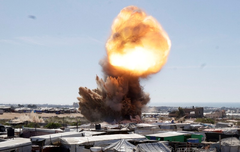 Pemandangan yang menunjukkan ledakan selama serangan Israel di kamp tenda yang melindungi orang-orang terlantar, di Khan Younis, Jalur Gaza selatan, 19 April 2025. Pemandangan yang menunjukkan ledakan selama serangan Israel di kamp tenda yang melindungi orang-orang terlantar, di Khan Younis, Jalur Gaza selatan, 19 April 2025. (REUTERS/Hatem Khaled)