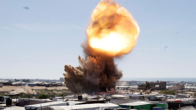 Pemandangan yang menunjukkan ledakan selama serangan Israel di kamp tenda yang melindungi orang-orang terlantar, di Khan Younis, Jalur Gaza selatan, 19 April 2025. (REUTERS/Hatem Khaled)