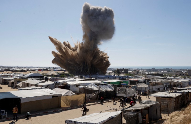 Pemandangan yang menunjukkan ledakan selama serangan Israel di kamp tenda yang melindungi orang-orang terlantar, di Khan Younis, Jalur Gaza selatan, 19 April 2025. (REUTERS/Hatem Khaled)