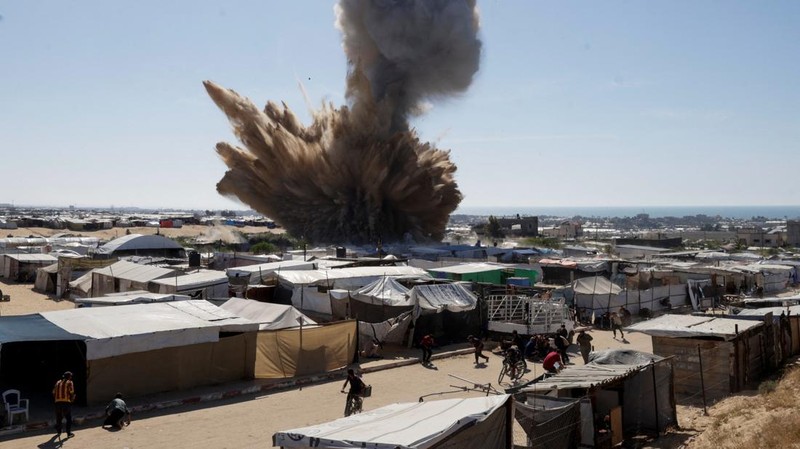 Pemandangan yang menunjukkan ledakan selama serangan Israel di kamp tenda yang melindungi orang-orang terlantar, di Khan Younis, Jalur Gaza selatan, 19 April 2025. (REUTERS/Hatem Khaled)