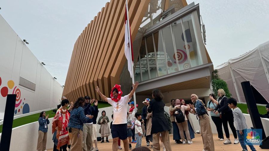 Pengunjung Ikut Poco-poco di Paviliun Indonesia. (CNBC Indonesia/Maikel Jefriando)
