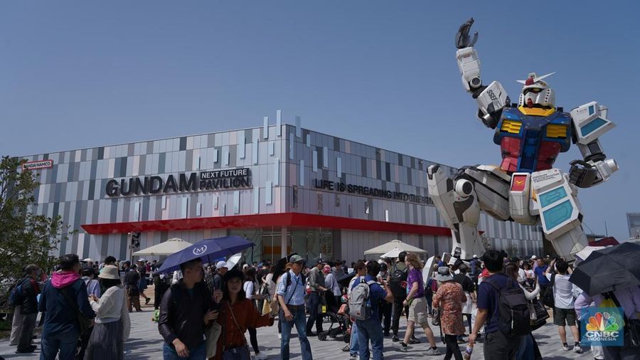 Pengunjung memadati Gundam Pavilion dalam gelaran World Expo 2025 Osaka, Jepang, Sabtu (19/4/2025). (CNBC Indonesia/Arie Budi Prasetyo)