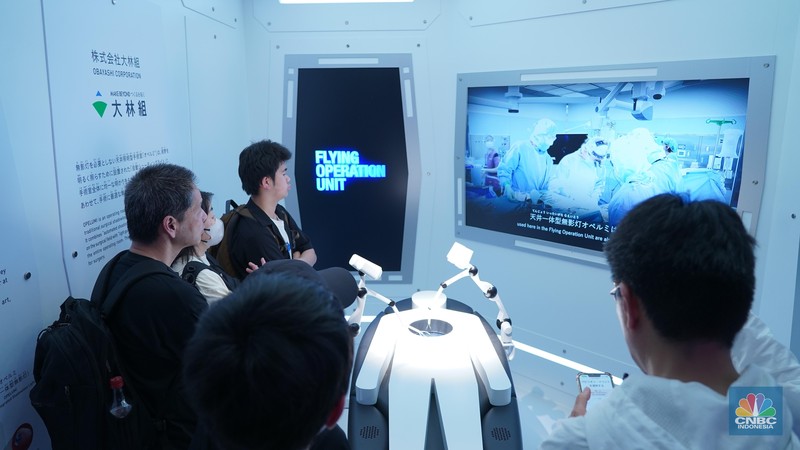 Pengunjung memadati Pasona Nature Verse dalam gelaran World Expo 2025 Osaka, Jepang, Sabtu (19/4/2025). (CNBC Indonesia/Arie Budi Prasetyo)