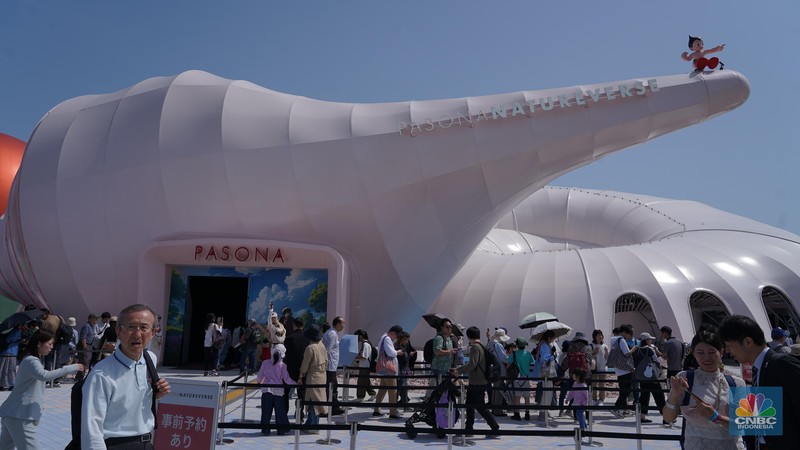 Pengunjung memadati Pasona Nature Verse dalam gelaran World Expo 2025 Osaka, Jepang, Sabtu (19/4/2025). (CNBC Indonesia/Arie Budi Prasetyo)