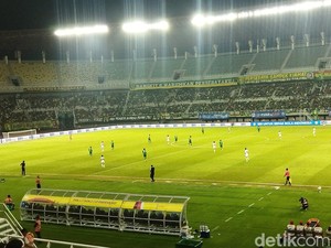 Babak Pertama Madura United Vs Persebaya Tanpa Gol