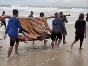 Video: Warga Lampung Tandu Pasien Susuri Gunung-Pantai Demi ke Puskesmas