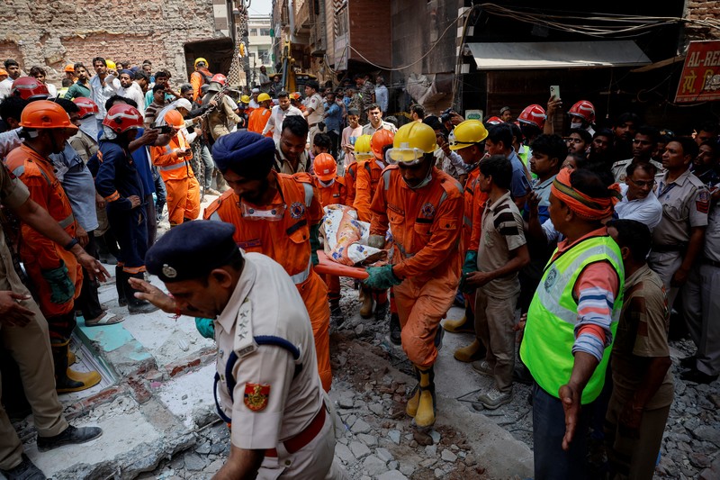 Petugas darurat menggunakan derek untuk memindahkan lempengan di lokasi bangunan runtuh di New Delhi, India, 19 April 2025. Petugas darurat menggunakan derek untuk memindahkan lempengan di lokasi bangunan runtuh di New Delhi, India, 19 April 2025. (REUTERS/Adnan Abidi)