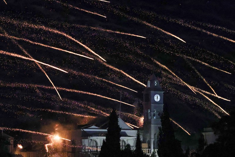 Roket buatan tangan terbang di atas gereja Panagia Erithiani selama perayaan Paskah Ortodoks Yunani di desa Vrontados, di pulau Chios, Yunani, 19 April 2025. (REUTERS/Konstantinos Anagnostou)