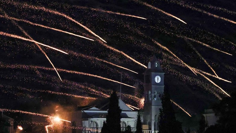 Roket buatan tangan terbang di atas gereja Panagia Erithiani selama perayaan Paskah Ortodoks Yunani di desa Vrontados, di pulau Chios, Yunani, 19 April 2025. (REUTERS/Konstantinos Anagnostou)