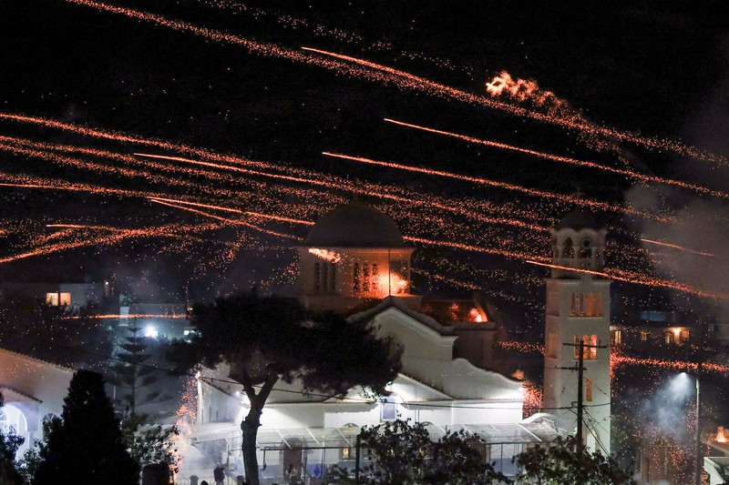 Roket buatan tangan terbang di atas gereja Panagia Erithiani selama perayaan Paskah Ortodoks Yunani di desa Vrontados, di pulau Chios, Yunani, 19 April 2025. Roket buatan tangan terbang di atas gereja Panagia Erithiani selama perayaan Paskah Ortodoks Yunani di desa Vrontados, di pulau Chios, Yunani, 19 April 2025. (REUTERS/Konstantinos Anagnostou)