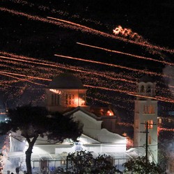 Langit Bergemuruh, Tradisi Paskah Orang Yunani Ini Malah Kayak Perang