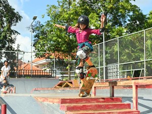 Hari Kartini, Cewek-cewek Main Skate Pakai Kebaya di Bali