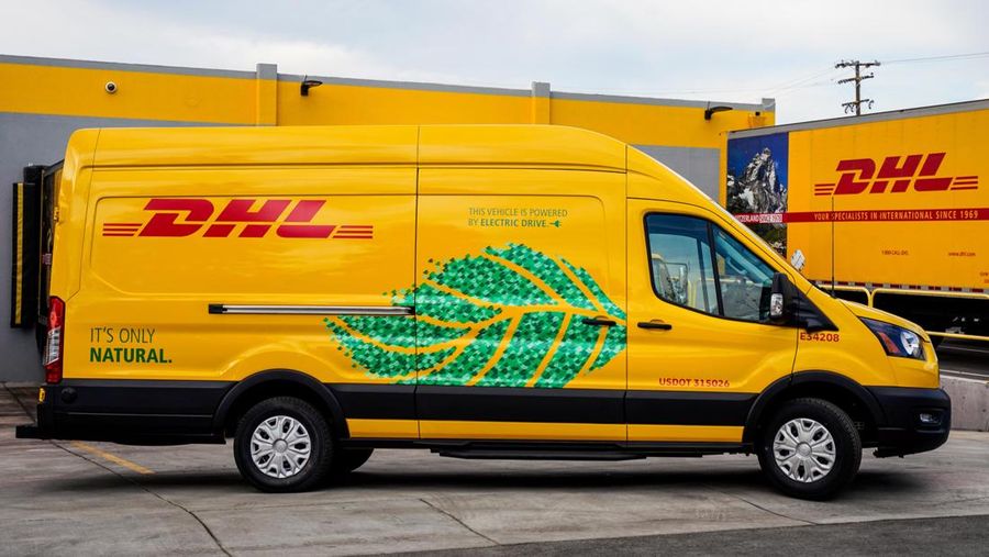 Sebuah mobil ekspedisi DHL melaju. (AP Photo/Vidura Wickramasinghe)