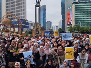 Rayakan Hari Kartini, Warga Ramai-ramai Berkebaya di CFD Bundaran HI