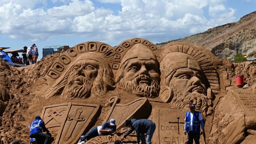 Seniman visual dari Peru mengerjakan patung pasir yang menggambarkan Raja Saul, Daud, dan Sulaiman selama perayaan Pekan Suci di Arenales Cochiraya di pinggiran Oruro, Bolivia, 18 April 2025. (REUTERS/Claudia Morales)