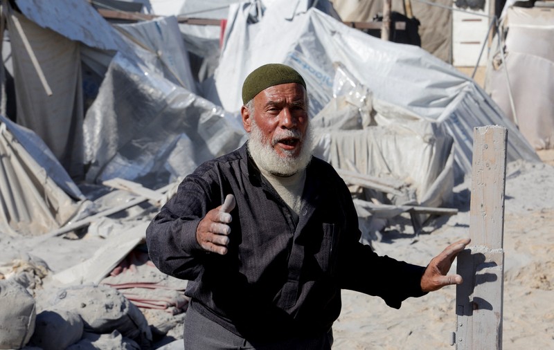 Pemandangan yang menunjukkan ledakan selama serangan Israel di kamp tenda yang melindungi orang-orang terlantar, di Khan Younis, Jalur Gaza selatan, 19 April 2025. Pemandangan yang menunjukkan ledakan selama serangan Israel di kamp tenda yang melindungi orang-orang terlantar, di Khan Younis, Jalur Gaza selatan, 19 April 2025. (REUTERS/Hatem Khaled)