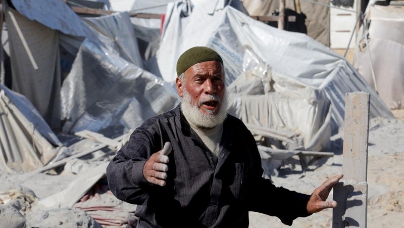 Pemandangan yang menunjukkan ledakan selama serangan Israel di kamp tenda yang melindungi orang-orang terlantar, di Khan Younis, Jalur Gaza selatan, 19 April 2025. (REUTERS/Hatem Khaled)