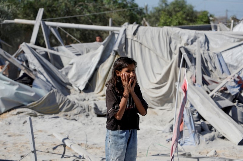 Pemandangan yang menunjukkan ledakan selama serangan Israel di kamp tenda yang melindungi orang-orang terlantar, di Khan Younis, Jalur Gaza selatan, 19 April 2025. (REUTERS/Hatem Khaled)