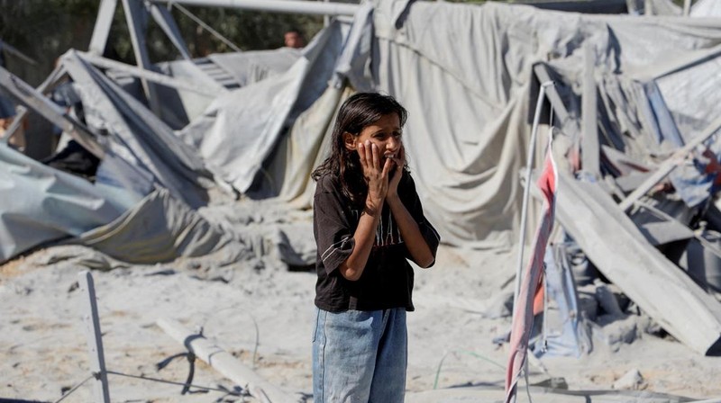 Pemandangan yang menunjukkan ledakan selama serangan Israel di kamp tenda yang melindungi orang-orang terlantar, di Khan Younis, Jalur Gaza selatan, 19 April 2025. (REUTERS/Hatem Khaled)