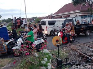 Pria Itu Tiba-tiba Menerjang KA Logawa hingga Sempat Terseret 5 Meter