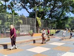 Skater Perempuan di Bali Main Skateboard Pakai Kebaya Sambut Hari Kartini