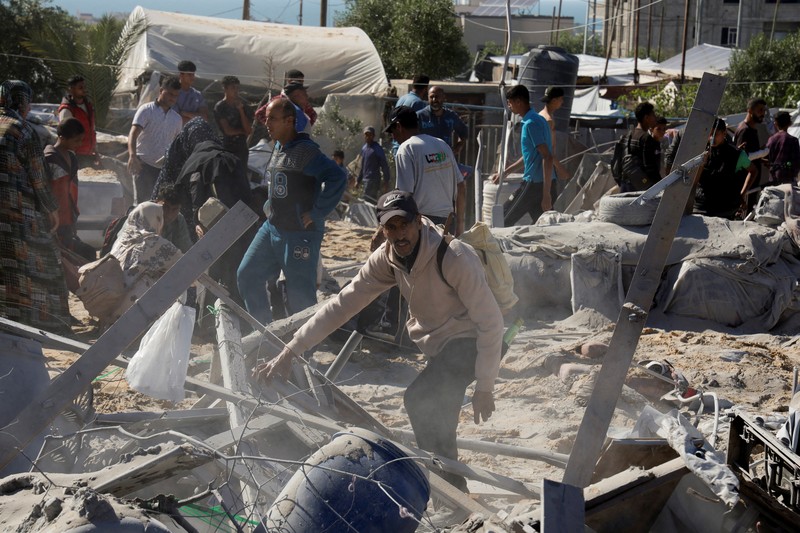 Pemandangan yang menunjukkan ledakan selama serangan Israel di kamp tenda yang melindungi orang-orang terlantar, di Khan Younis, Jalur Gaza selatan, 19 April 2025. (REUTERS/Hatem Khaled)