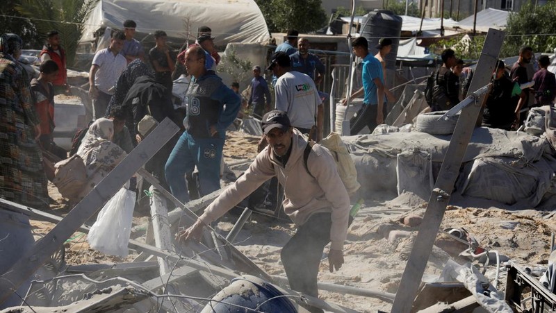 Pemandangan yang menunjukkan ledakan selama serangan Israel di kamp tenda yang melindungi orang-orang terlantar, di Khan Younis, Jalur Gaza selatan, 19 April 2025. (REUTERS/Hatem Khaled)