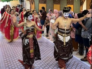 Pernikahan Viral, Pengantinnya Dikira Pakai Bedak Putih di Wajah Ternyata...