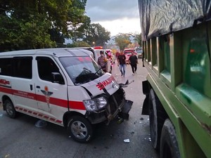 Ambulans dari Jambi Tabrak Truk Parkir di Padang, 1 Perawat Terluka