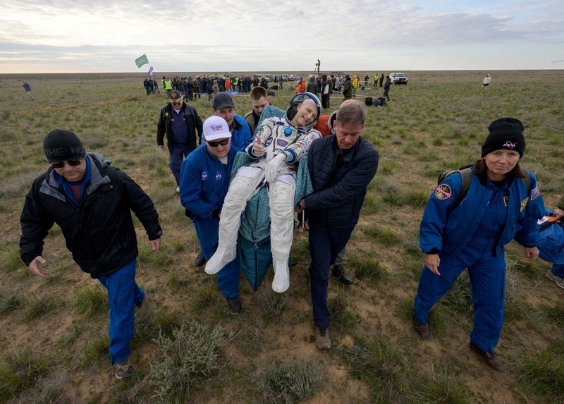 Anggota kru Stasiun Luar Angkasa Internasional (ISS) dan astronaut NASA Don Pettit dibawa ke tenda medis tak lama setelah mendarat di kapsul luar angkasa Soyuz MS-26 bersama kosmonot Roscosmos Alexei Ovchinin dan Ivan Vagner di daerah terpencil dekat Zhezkazgan, Kazakhstan, 20 April 2025. Anggota kru Stasiun Luar Angkasa Internasional (ISS) dan astronaut NASA Don Pettit dibawa ke tenda medis tak lama setelah mendarat di kapsul luar angkasa Soyuz MS-26 bersama kosmonot Roscosmos Alexei Ovchinin dan Ivan Vagner di daerah terpencil dekat Zhezkazgan, Kazakhstan, 20 April 2025. (NASA/Bill Ingalls/Handout via REUTERS)