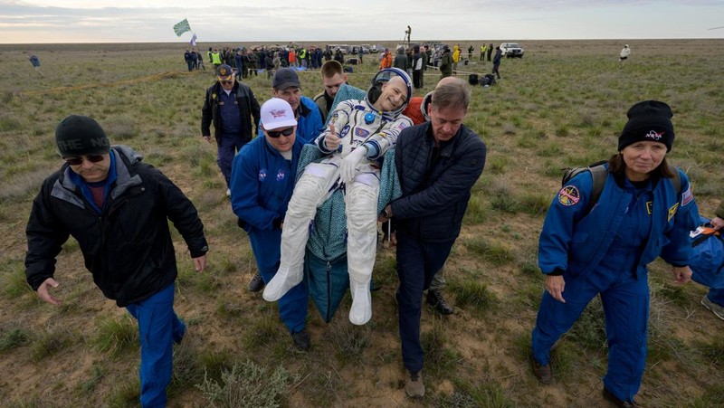 Anggota kru Stasiun Luar Angkasa Internasional (ISS) dan astronaut NASA Don Pettit dibawa ke tenda medis tak lama setelah mendarat di kapsul luar angkasa Soyuz MS-26 bersama kosmonot Roscosmos Alexei Ovchinin dan Ivan Vagner di daerah terpencil dekat Zhezkazgan, Kazakhstan, 20 April 2025. (NASA/Bill Ingalls/Handout via REUTERS)