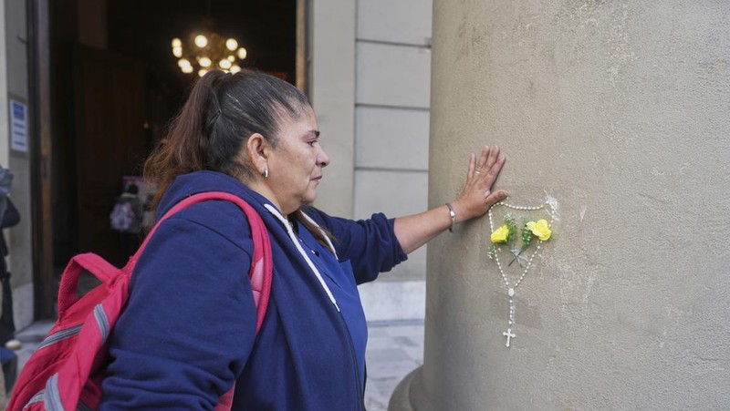 A pilgrim carries a cross near St Peter's square, after the death of Pope Francis was announced by the Vatican, as seen from Rome, Italy, April 21, 2025. REUTERS/Guglielmo Mangiapane