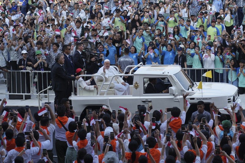 Pemimpin Tertinggi Gereja Katolik Sedunia, Paus Fransiskus, tiba di Istana Negara, Jakarta Pusat, Rabu (4/9/2024). Paus disambut langsung oleh Presiden Joko Widodo (Jokowi). (CNBC Indonesia/Tri Susilo)