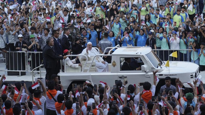 Pemimpin Tertinggi Gereja Katolik Sedunia, Paus Fransiskus, tiba di Istana Negara, Jakarta Pusat, Rabu (4/9/2024). Paus disambut langsung oleh Presiden Joko Widodo (Jokowi). (CNBC Indonesia/Tri Susilo)