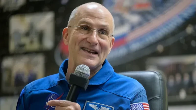 Anggota kru Stasiun Luar Angkasa Internasional (ISS) dan astronaut NASA Don Pettit dibawa ke tenda medis tak lama setelah mendarat di kapsul luar angkasa Soyuz MS-26 bersama kosmonot Roscosmos Alexei Ovchinin dan Ivan Vagner di daerah terpencil dekat Zhezkazgan, Kazakhstan, 20 April 2025. (NASA/Bill Ingalls/Handout via REUTERS)