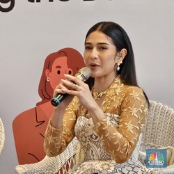 Pakai Kebaya, Dian Sastro Ungkap Fitur AI Andalan di HP
