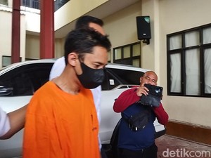 Panjat Plafon, Dokter PPDS UI Rekam Mahasiswi Mandi Lewat Lubang Angin