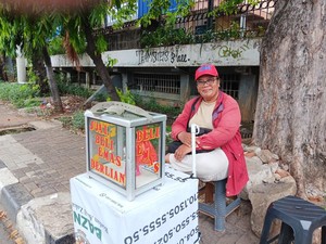 Berburu Emas Emperan di Pasar Senen, Berkilau Meski Tanpa Etalase