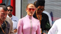 Jennifer Lopez Tampil Seksi di Arab Saudi, Pakai Catsuit Pink Ketat